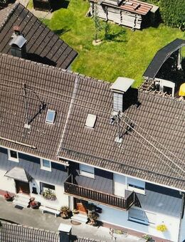 Zwei separate Doppelhaushälften auf zwei Grundstücken mit zwei Garagen und zwei Gartenhäusern - Hilchenbach