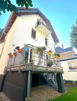 Direkt beziehbares Einfamilienhaus mit Tageslichtbad, 2 Gäste-Wc´s, EBK, 6 Zimmer, Garage und Garten - Bischofsheim