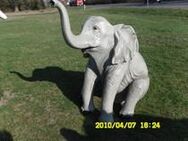 Elefant sitzend klein 160 cm hoch Dekofigur Gartendeko - Hergisdorf