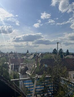 FREIBURG FEELING PUR! Traumhafte 3-Zimmer-Maisonette-Wohnung mit Aufzug, Stellplatz und Dachterrasse - Freiburg (Breisgau)