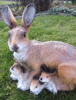 Dekofigur Hase mit 3 Jungen Gartendeko Figur - Hergisdorf