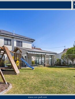 Modern und hochwertig ausgestattete Stadtvilla mit schön angelegtem Garten und großer Garage - Weselberg