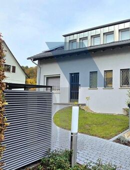 Wohnen mit Aussicht - charmante 2,5-Zimmer-Wohnung mit großem Balkon und Wohlfühlambiente - Pforzheim