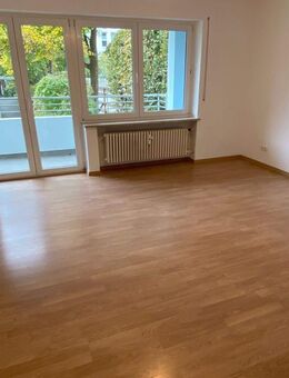 3 Zimmerwohnung mit neuer Einbauküche und Balkon zum Innenhof - München