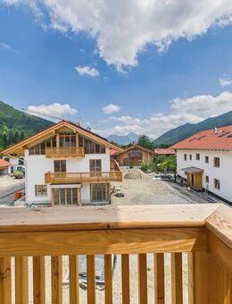 Schliersee-Neuhaus: Exklusive 3-Zimmer Landhaus-Wohnung im Obergeschoss mit Bergpanoramablick - Schliersee