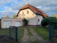 Umgeben von einem großen Garten: Hübsches Einfamilienhaus mit Doppelgarage - Forst (Lausitz)