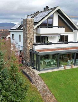 Ruhige Lage, großer Balkon: Großzügige 2-Zimmer-Wohnung in einem Zweifamilienhaus - Eschwege