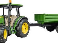 Bruder® Spielzeug-Traktor John Deere 5115M mit Bordwandanhänger 45 cm (02108), Made in Europe
