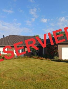 RESERVIERT____ Gepflegter Bungalow mit großem Garten in zentraler Lage von Zetel - Zetel