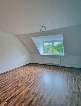 Schicke und geräumige 3-Zimmer-Dachgeschosswohnung mit EBK und Badewanne - Osnabrück