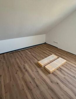 Sonnige 3-Zimmerdachgeschosswohnung mit super Aussicht, Balkon u. zwei Stellplätzen - Bogen