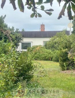 DOBERSCHÜTZ - SPROTTASIEDLUNG * GROSSES GRUNDSTÜCK mit EINFAMILIENHAUS (BUNGALOW), ANBAU, KELLER, GARAGEN und GROßEM GARTEN * SIEDLUNGSLAGE - Doberschütz
