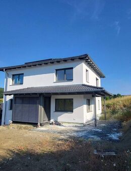 Erstbezug sofort möglich: Stadtnahes Einfamilienhaus mit Garage - Ebersdorf (Coburg)