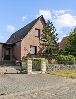 Einfamilienhaus auf großzügigem Grundstück mit zwei Garagen und Teich im Geestland-Holßel! - Langen (Landkreis Cuxhaven)