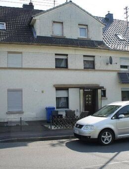 ** SCHNÄPPCHEN-FAST GANZ RENOVIERT-GEMÜTLICHES REIHENMITTELHAUS-IN KATZWINKEL MIT SCHÖNEM GARTENGRUNDSTÜCK ** - Katzwinkel (Sieg)