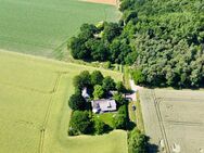 Liebhaber Objekt - Charmantes reetgedecktes Landhaus in exponierter Lage mit großzügigem Grundstück - Warmsen