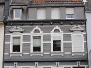 + + imposantes Mehrfamilienhaus + + zentral gelegen + + die Architektur: zurückhaltender Jugendstil + + ideal für Handwerker wie für Investoren + + - Mönchengladbach