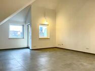 Neu renovierte 1-Zimmer-Dachgeschosswohnung mit Balkon und EBK - München