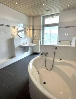 Geräumige 4 Zimmer Wohnung mit 2 Balkons, Dusche und Wanne - Hagen, Wehringhausen - Hagen (Stadt der FernUniversität)