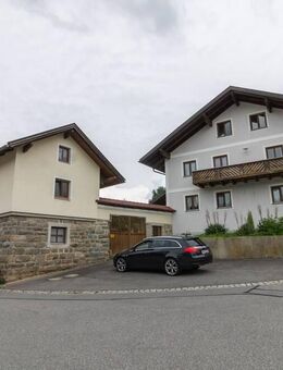 Gemeinde Hutthurm 3-Seit-Hof: Wohnhaus - Nebengebäude mit Einliegerwohnung - Stall/Scheune zentral in Weilerlage - Hutthurm