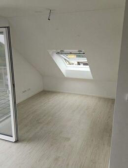 2 Zimmer Dachgeschoss-Wohnung mit Balkon für Single oder junge Paare - Erlangen