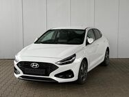 Hyundai i30, 1.5 T-GDi Fastback MHEV Life V &H m m Kurvenl Sitz & Lenkr Heiz Alu16, Jahr 2024 - Achern