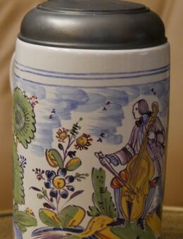 Bierkrug mit Zinndeckel , Erfurter Fayence - Walzenkrug ,limitierte Auflage , Musikant in zeitgenössischer Tracht , Höhe 23,5cm - Görlitz