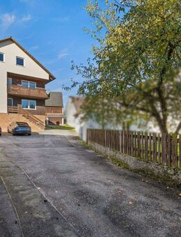 Großzügiges Einfamilienhaus mit Scheune, Nebengebäuden und weitläufigem Grundstück in Freihung - Freihung