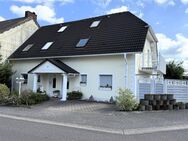 Familienhaus mit 2 abgeschlossenen Wohnungen/2 Garagen/großer Carport zu verkaufen - Wadgassen