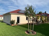 Moderner Bungalow (122 m² Wfl.), KfW 40, PV-Anlage & Wärmepumpe - Strom erzeugen & Heizkosten sparen! - Grimma