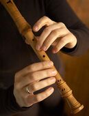 Exam. Musikpädagogin gibt Blockflötenunterricht (auch online) in 76344