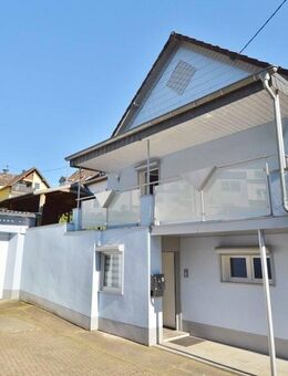 Eleganz im Verborgenen: Ihr Traumhaus mit 6 Garagen - Saarbrücken