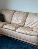 Gut erhaltene, bequeme Ledercouch in 93053