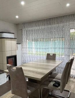 Modernisiertes Reihenbungalow in Bad Dürrheim – Wohnen auf einer Ebene mit Garten und Kamin - Bad Dürrheim