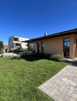 Ökologisch & energieeffizient: Einfamilien-Energiesparhaus mit großem Grundstück & Garage - Hemau