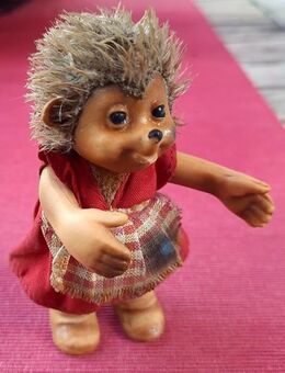 Bekannte, niedliche Mecki Figur – Frau Mucki - sehr alt, original, Marke Steiff - Niederfischbach