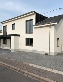 Ideal für Kapitalanleger - vermietetes und modernes Zweifamilienwohnhaus mit Carport - Altrich