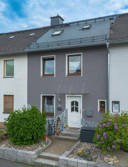 Charmantes Reihen-Einfamilienhaus mit Doppelgarage in Selb - ruhig gelegen, solide gebaut, modernisiert - Selb