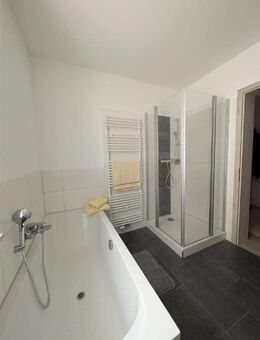 Sanierte 3-Raum-Wohnung mit Aufzug und Stellplatz direkt am Markt in Werdau! - Werdau