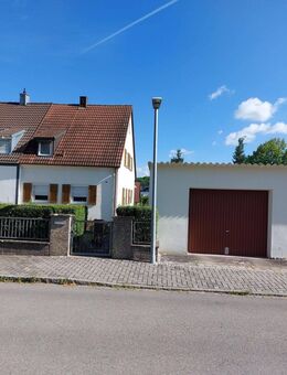 Renovierungsbedürftige Doppelhaushälfte mit Garage und großem Garten - Gunzenhausen