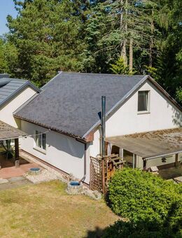 Teil-saniertes Doppelhaus in Borgsdorf - Versetzte Haushälften, zwei Einbauküchen, Kamin, Carports - Hohen Neuendorf