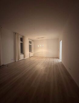 Renoviert, Waldnähe, Altbau, hohe Decken, Balkon, optimal für Familien mit EBK - Düsseldorf