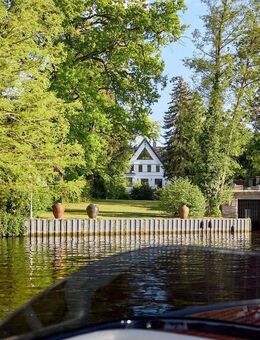 Landhaus-Villa mit Bootshaus in einzigartiger Wasserlage am Wannsee - Berlin