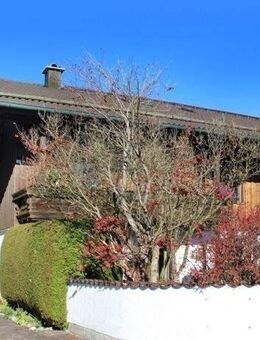 Sonnige 124 m2 große 4-Zimmer Wohnung mit 2 Balkonen und EBK in ruhiger Lage in Teisendorf - Teisendorf