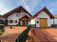 Behagliches Wohnhaus im Landhaus-Stil mit zusätzlicher Ausbau-Wohnfläche - toller Wintergarten, Fußbodenheizung und Kachelofen! - Syke