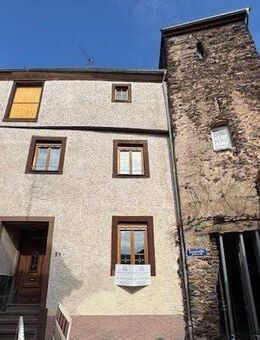 Kinheim: Denkmalgeschütztes Anwesen mit historischem Turmhaus, ausbaufähiger Scheune und malerischem Innenhof - Kinheim