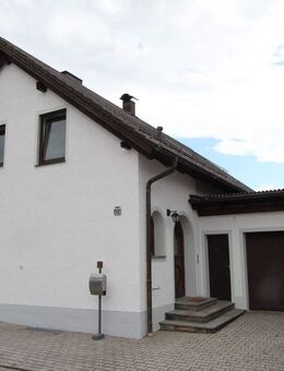 Attraktives Einfamilienhaus mit separater Einliegerwohnung, Garagen und Nebengebäude - Lappersdorf