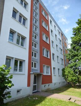 helle 3-Raum-Wohnung mit Balkon und kostenl. Stellplatz - Saalfeld (Saale)