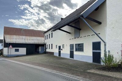 Bauernhaus mit Nebengebäude in Duppach