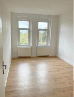 Kleine 3,5-Zimmer-Wohnung mit Laminatboden "Dielenoptik", Balkon und schönem Bad mit Wanne und Dusche - Hartha